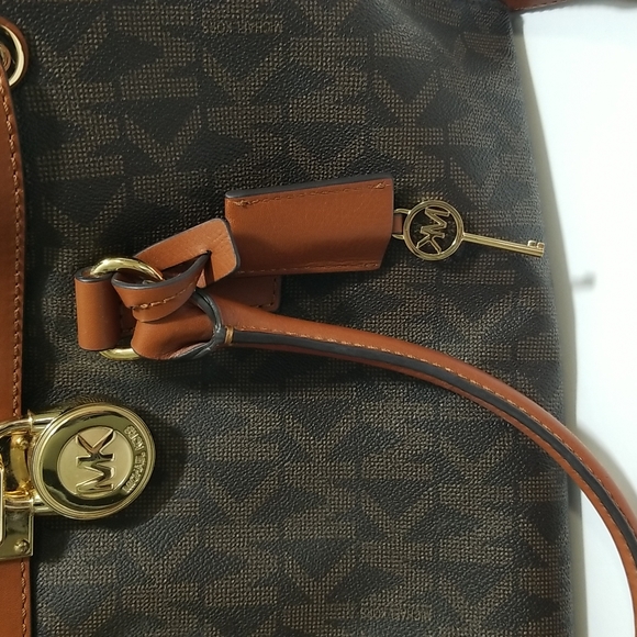 Michael Kors Hamilton bag w/cross body strap - Picture 12 of 12